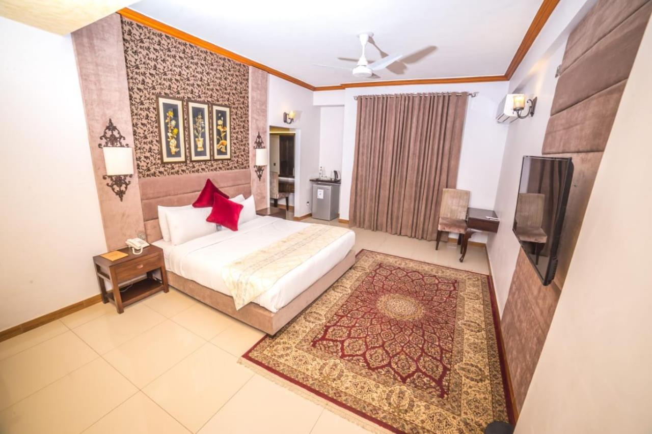 Hotel Shelton'S Rezidor à Peshawar Extérieur photo